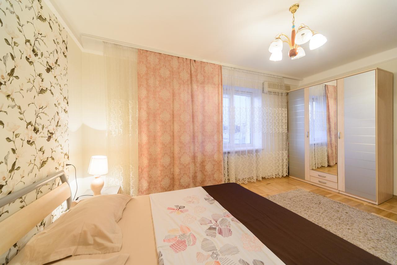 Apartment On Lesi Ukrainky Blvd Kyiv Exterior photo